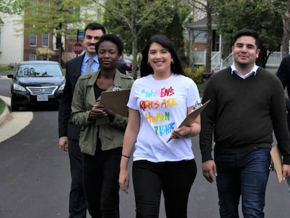 La candidata Hannah Risheq (centro) junto a su equipo de campa&ntilde;a en Virginia. 