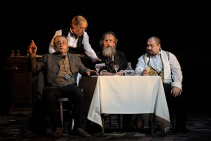 Una escena de la representación de <i>Luces de Bohemia</i> en el teatro María Guerrero de Madrid.