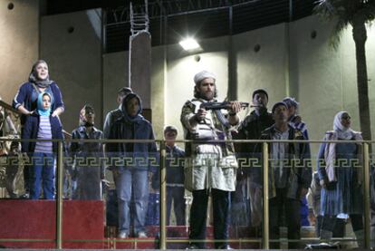 Un momento de la representación de <i>Moisés en Egipto,</i> con Riccardo Zanellato (con el arma).