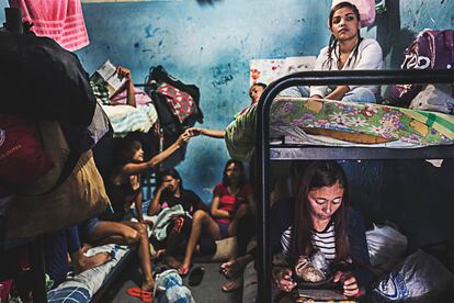 Mujeres en un centro de detención en Caracas, Venezuela. La fotografía forma parte de la exposición 'Días eternos', que denuncia el agonizante mundo de las mujeres en las prisiones latinoamericanas. "Si una mujer es encarcelada, no es solo ella quien sufre, sino toda una red social", afirman los organizadores del certamen. 