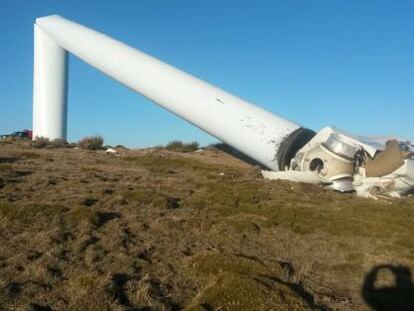 Foto del aerogenerador tumbado por el viento en el municipio zaragozano de Pujurosa. 