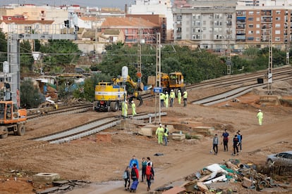 Las vías del tren a la altura de Sedaví (Valencia), donde continúan con los trabajos de reparación, este lunes, días después de las inundaciones. 
