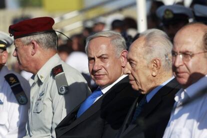 Benjamín Netanyahu, junto Simón Peres, en Haifa, el 11 de septiembre.