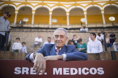 Ramón Vila, en el burladero del equipo médico de la Maestranza.