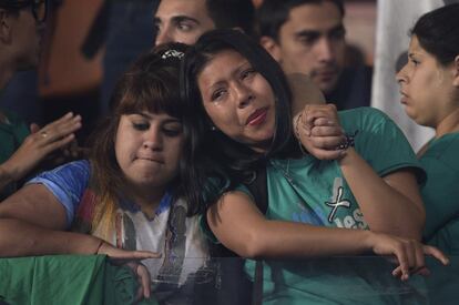 Votantes del candidato Daniel Scioli muestran su tristeza tras las votaciones en Buenos Aires. Scioli aspiraba a evitar la segunda vuelta, pero la primera ha acabado en una suerte de empate técnico.