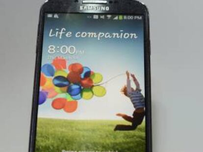 Vista del teléfono inteligente de la compañía Samsung, el Galaxy S4. EFE/Archivo