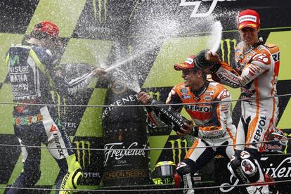 Marc Márquez, Valentino Rossi y Dani Pedrosa celebran en el podio la carrera de Moto GP del gran premio de Catalunya.