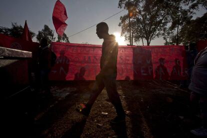 Personas sin hogar, los llamados 'sin-techo', que invadieron un terreno en la zona este de São Paulo, preparan una protesta contra la falta de viviendas en la ciudad.