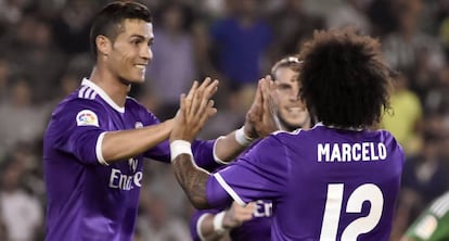 Marcelo felicita a Cristiano por su gol al Betis.