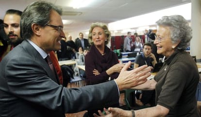 Artur Mas saluda ayer a dos mujeres durante su visita electoral a una residencia de ancianos en Barcelona.