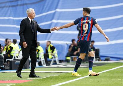 Robert Lewandowski, a la derecha, saluda al entrenador del Real Madrid, Carlos Ancelotti.