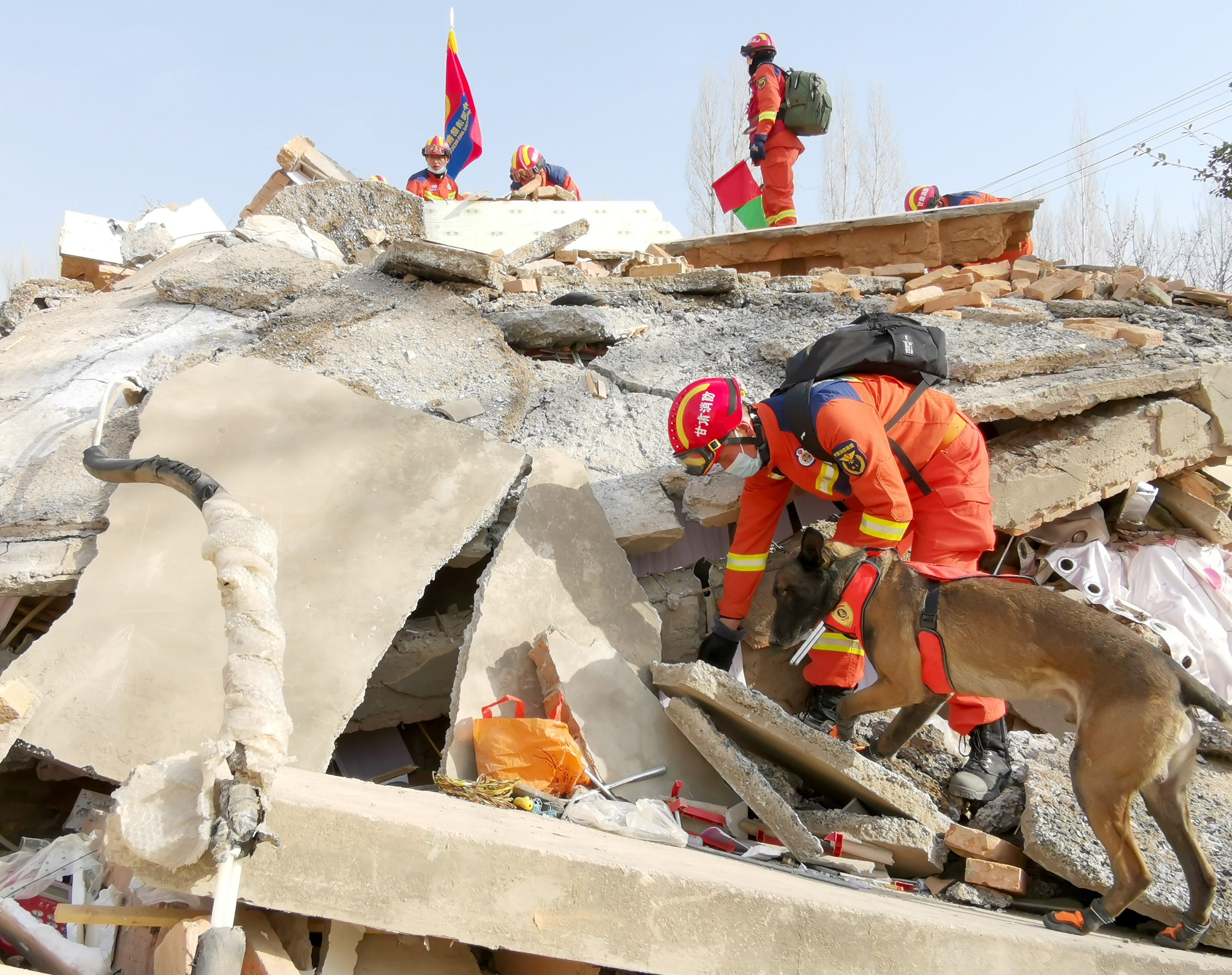Personal de rescate busca supervivientes en unos edificios destruidos en Dahejia, este martes.