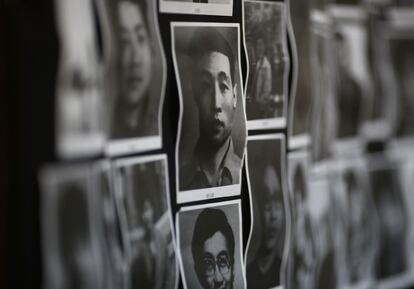 Fotografías expuestas en un museo de Hong Kong en memoria de las víctimas de la represión militar el 4 de junio de 1989 en Tiananmen. Se desconoce con exactitud la cifra de víctimas que murieron en la plaza a consecuencia de los disparos efectuados por el ejército.