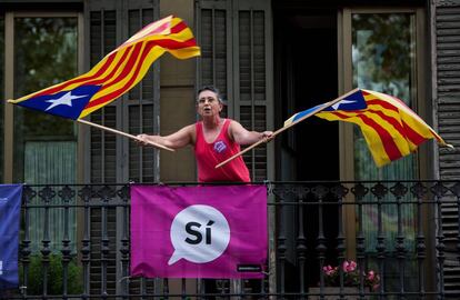 Una dona fa onejar dues estelades.
