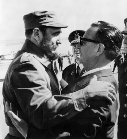 Un año después de que Salvador Allende asumiera la presidencia de Chile, en 1971, Castro hizo una visita oficial de más de tres semanas al país sudamericano.