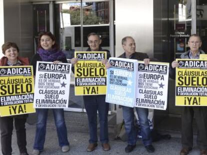 Integrantes de Adicae Castilla y León durante una manifestación en Valladolid para pedir a Europa la retroactividad total de las cláusulas suelo. EFE/Archivo