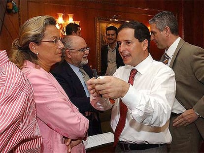 Carlos Fernández conversa con la edil popular Kika Caracuel durante el descanso del pleno.