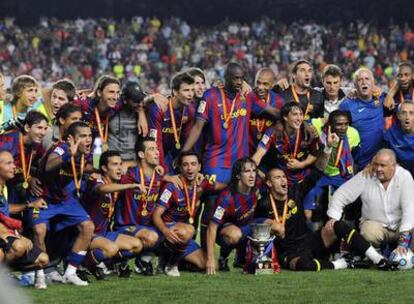 Los jugadores del Barcelona posan con el trofeo a la conclusión del encuentro.