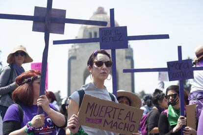 Durante la movilización en Ciudad de México, como en el resto del mundo, pidieron terminar con la cultura del machismo. En la imagen: una mujer protesta en los alrededores del Monumento a la Revolución.