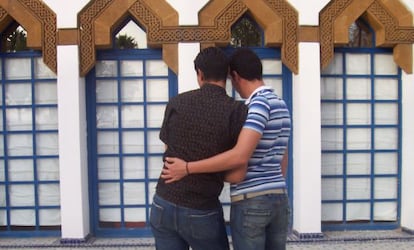 Una pareja de homosexuales en una ciudad de Marruecos.