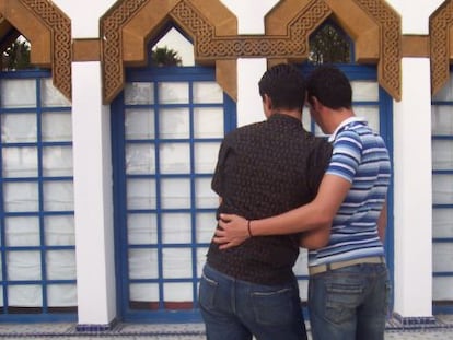 Una pareja de homosexuales en una ciudad de Marruecos.