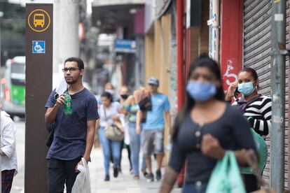 Na rua Teodoro Sampaio, tradicional via de comercio do bairro de Pinheiros, várias lojas abriram nesta quarta-feira. 