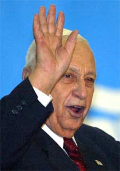 Ariel Sharon celebra la victoria del Likud en la sede del partido en Tel Aviv.