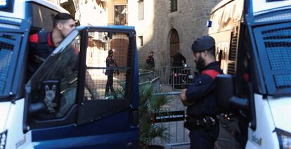 Mossos d&#039;Esquadra en la plaza del Palau de la Generalitat, en Barcelona.