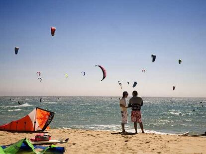 Agencias especializadas, como Mucho Viento, organizan viajes para practicar surf. En la fotografía, kitesurf en la playa de Valdevaqueros, en Cádiz.