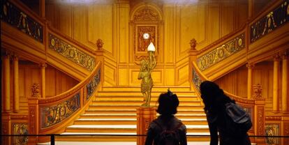 Imagen de la escalera principal del barco que decora una de las salas de la exposici&oacute;n.