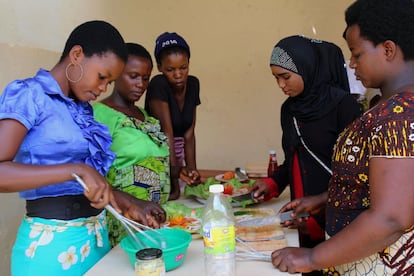 La violencia contra las adolescentes y la explotación sexual son dos de los lastres con los que carga la infancia en Burundi. Un programa en Bujumbura, en la capital del país, enseña a las jóvenes, muchas de ellas madres repudiadas, a cocinar a través de la teoría y la práctica. El objetivo: acercarlas al mercado laboral para romper con su estigma.