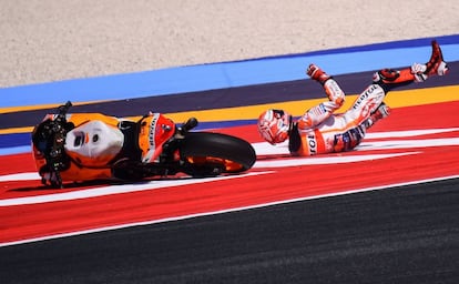 Caída de Marc Márquez en la sesión clasificatoria en Misano.