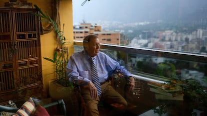 Edmundo González Urrutia en su domicilio en Caracas, en abril de 2024.