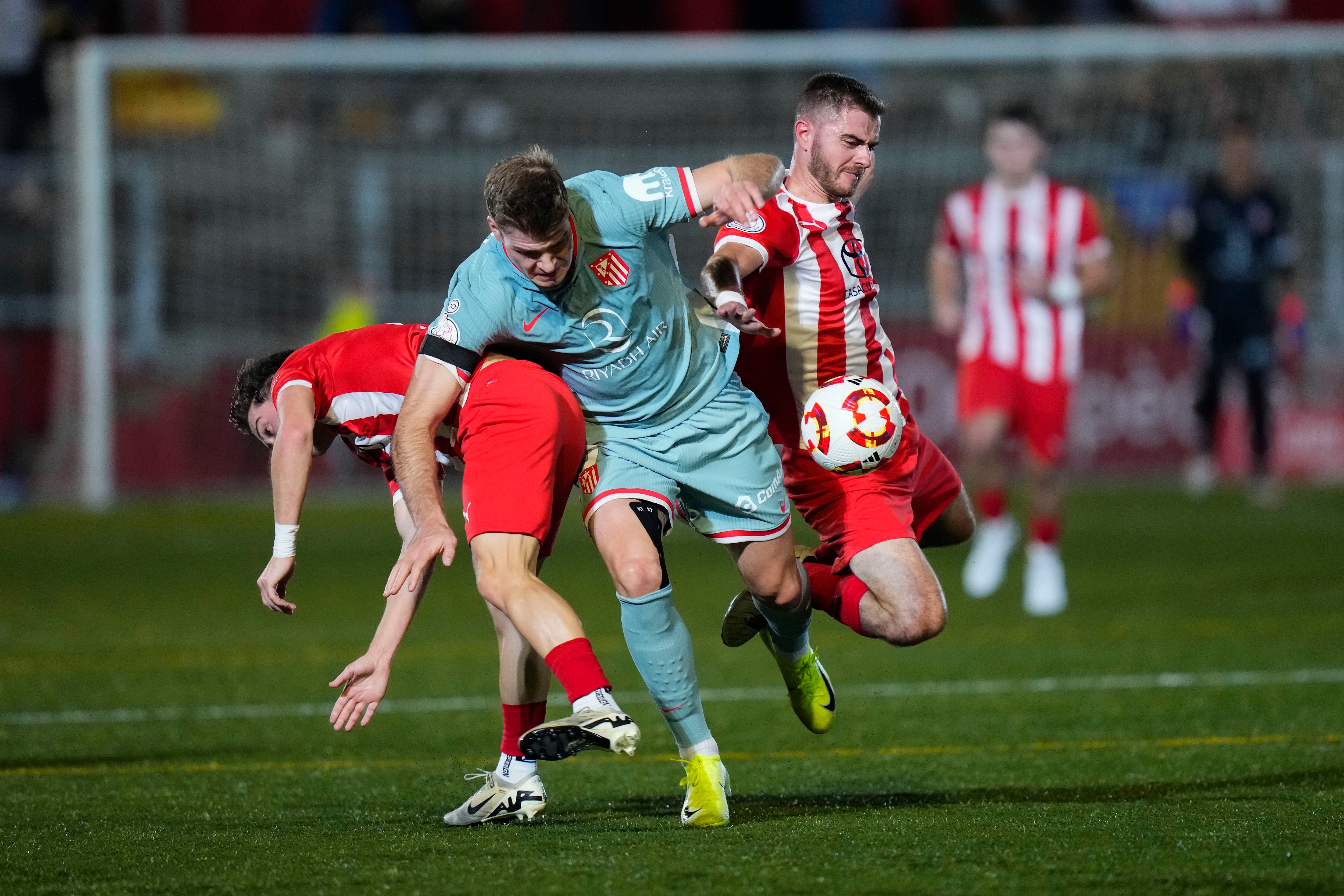 "Un Controversial Penalti Permite al Atlético Avanzar en la Copa ante el Vic"