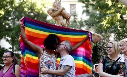 Una pareja se besa durante la manifestación del Orgullo 2019, en Madrid.
 