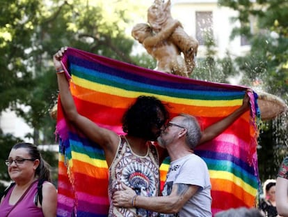 Una pareja se besa durante la manifestación del Orgullo 2019, en Madrid.
 