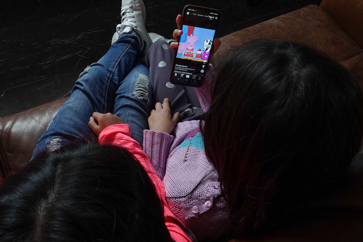 Siete horas de pantalla encienden la alarma sobre la infancia mexicana