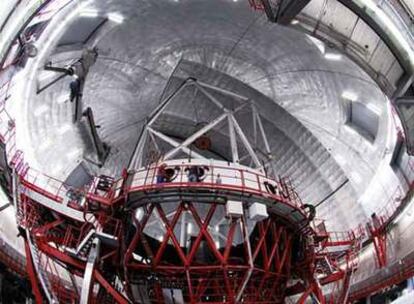 Estructura del nuevo telescopio dentro de la cúpula.
