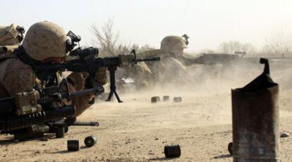 <i>Marines</i> estadounidenses disparan sus armas durante los combates por el control de la localidad afgana de Marjah.
