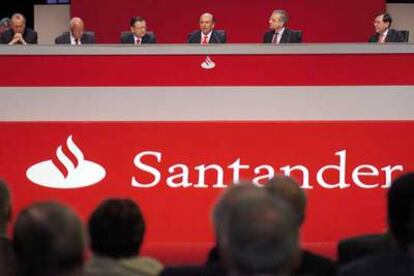 De izquierda a derecha, los vicepresidentes del Grupo Santander Manuel Soto, Fernando de Asúa y Alfredo Sáenz, que además es consejero delegado; el presidente, Emilio Botín; el secretario del consejo, Ignacio Benjumea, y el vicepresidente Matías Rodríguez Inciarte, durante la junta general de accionistas de la entidad celebrada en Santander.