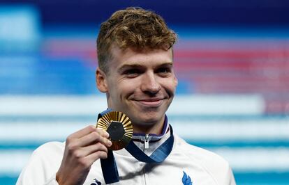 Léon Marchand posa con la medalla de oro, después de imponerse en los 400m estilos y romper el récord olímpico.