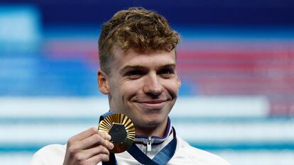 Léon Marchand posa con la medalla de oro, después de imponerse en los 400m estilos y romper el récord olímpico.