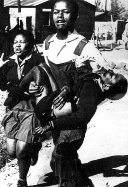 Detalle de un enfrentamiento con la policía en Soweto, en 1976, en el que se registraron unos cien heridos.
