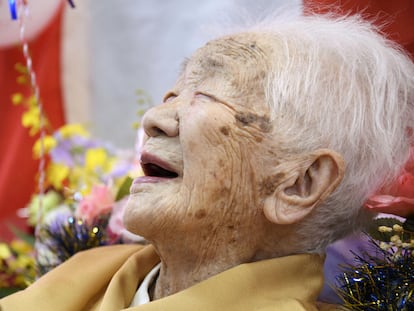 Kane Tanaka sonríe en la celebración de su 117 cumpleaños.