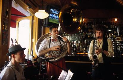 Músicos en un café de la zona de Carroll Gardens, donde vive Juanli Carrión.