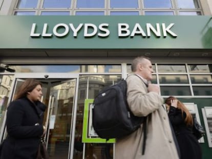 Unos peatones pasan por delante de una sucursal de Lloyds en Londres, 