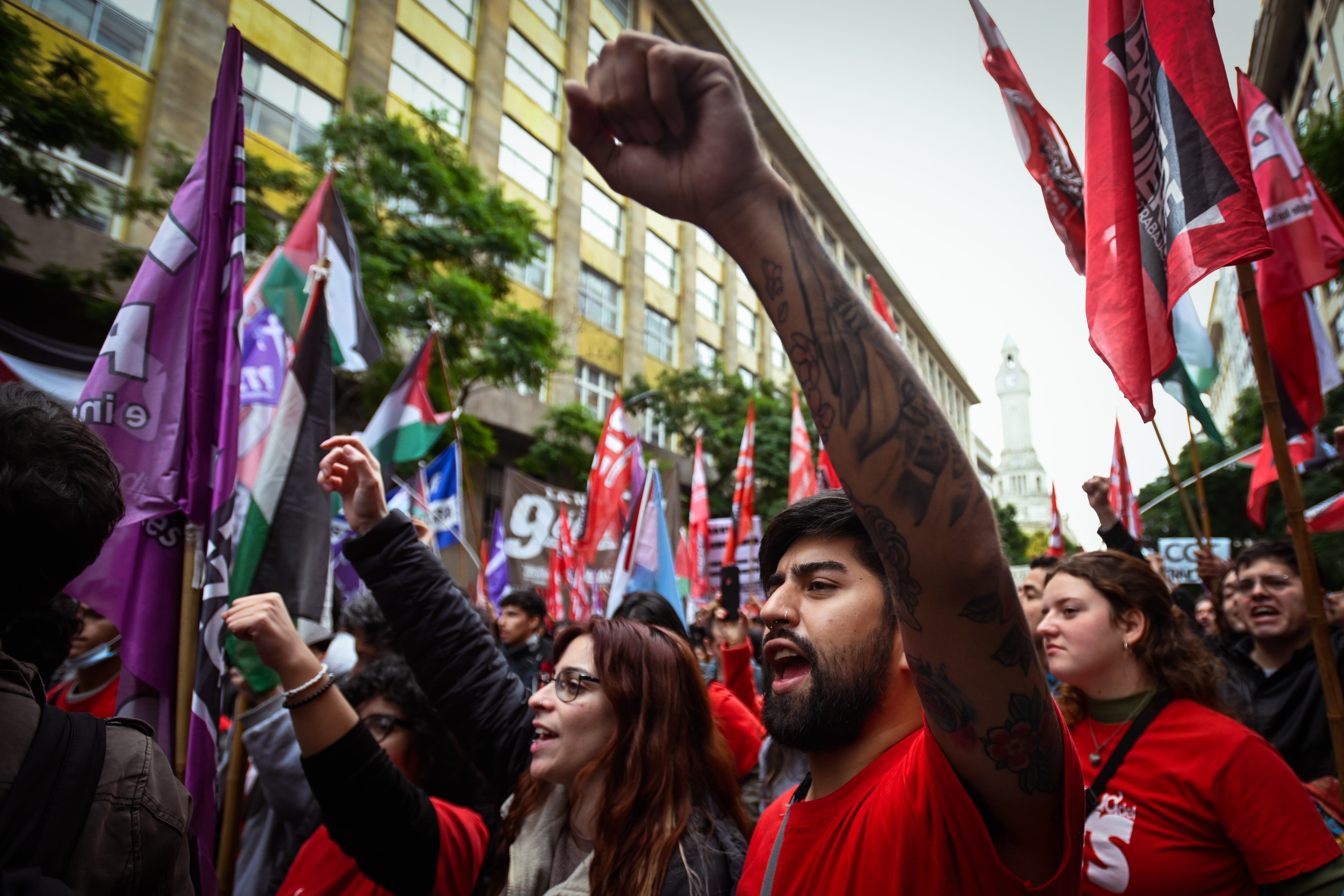 Organizaciones sociales y partidos de izquierda de Argentina se movilizan a la Plaza de Mayo en conmemoración del Día Internacional del Trabajador.