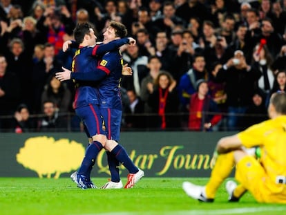 Villa y Messi se abrazan tras un gol del segundo.