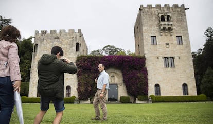 Un grupo de turistas realiza una de las visitas guiadas al Pazo de Meirás, en Sada (Coruña), en 2011.