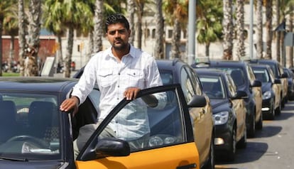 Dani Khan, taxista de origen paquistan&iacute; de 22 a&ntilde;os, en la estaci&oacute;n del hotel W